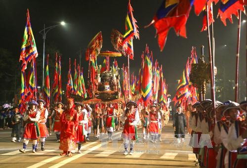 В рамках Дня поминовения королей Хунгов оживлено прошёл народный уличный праздник - ảnh 1